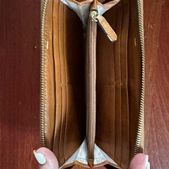 Michael Koors Wallet - Picture 5 of 5